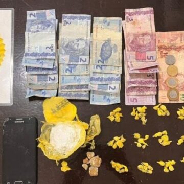 Homem vê viatura, corre para dentro de casa e chama atenção da polícia, que descobre boca de fumo