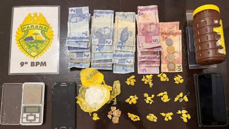 Imagem do WhatsApp de 2024-02-07 à(s) 09.28.13_21e2eabf Homem vê viatura, corre para dentro de casa e chama atenção da polícia, que descobre boca de fumo