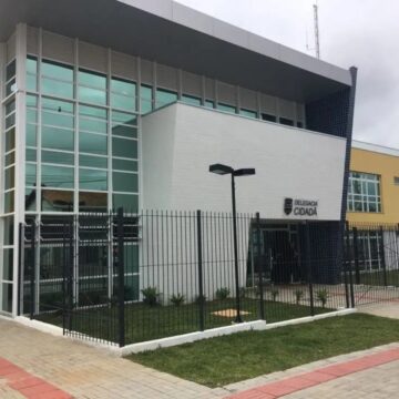 Funcionário de escola na região de Curitiba admite que ofereceu dinheiro para encontrar aluna