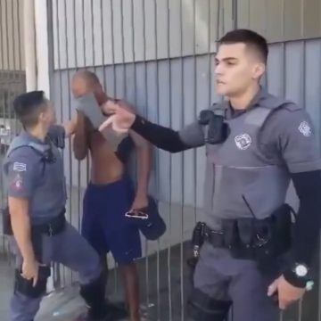 PM joga spray de pimenta direto nos olhos de homem negro que já estava imobilizado pelo pescoço