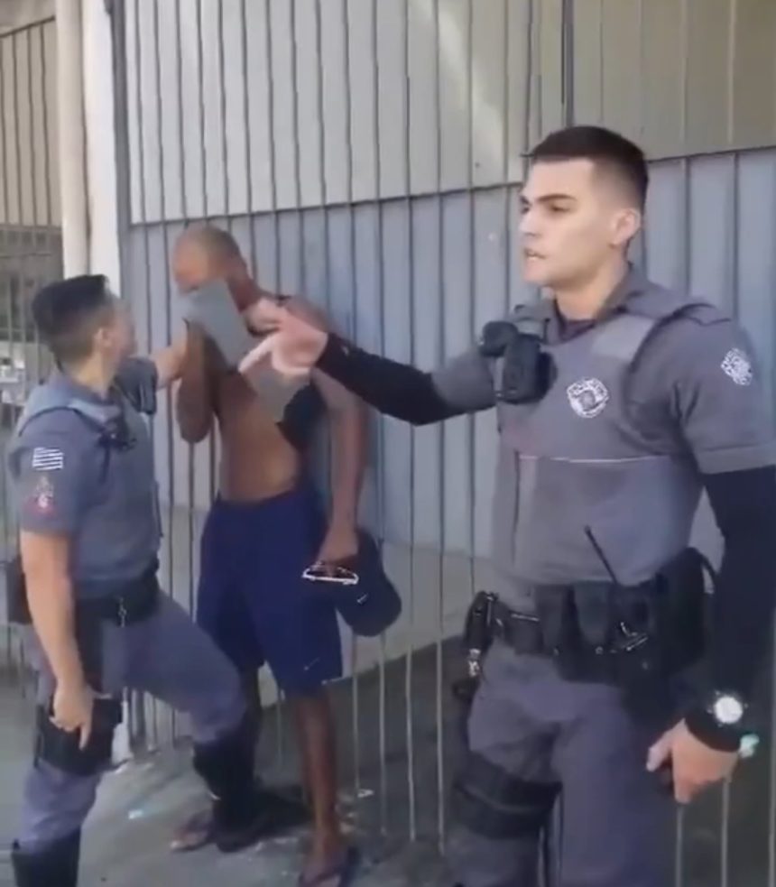 PM joga spray de pimenta direto nos olhos de homem negro que já estava imobilizado pelo pescoço