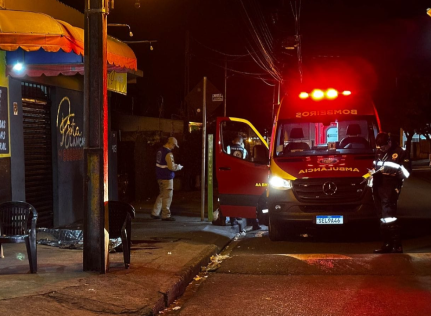 Mata e não foge: homem é morto a facadas e suspeito ficou bebendo ao lado da vítima