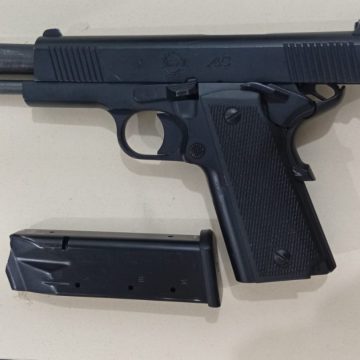 Homem ameaça pessoas em frente à boate de Sarandi e é preso por porte ilegal de arma