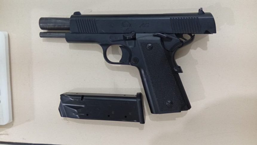 Homem ameaça pessoas em frente à boate de Sarandi e é preso por porte ilegal de arma